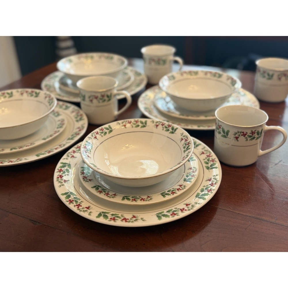Gibson Christmas Charm Holly Berry 16-Piece Dinnerware Set, Service for 4